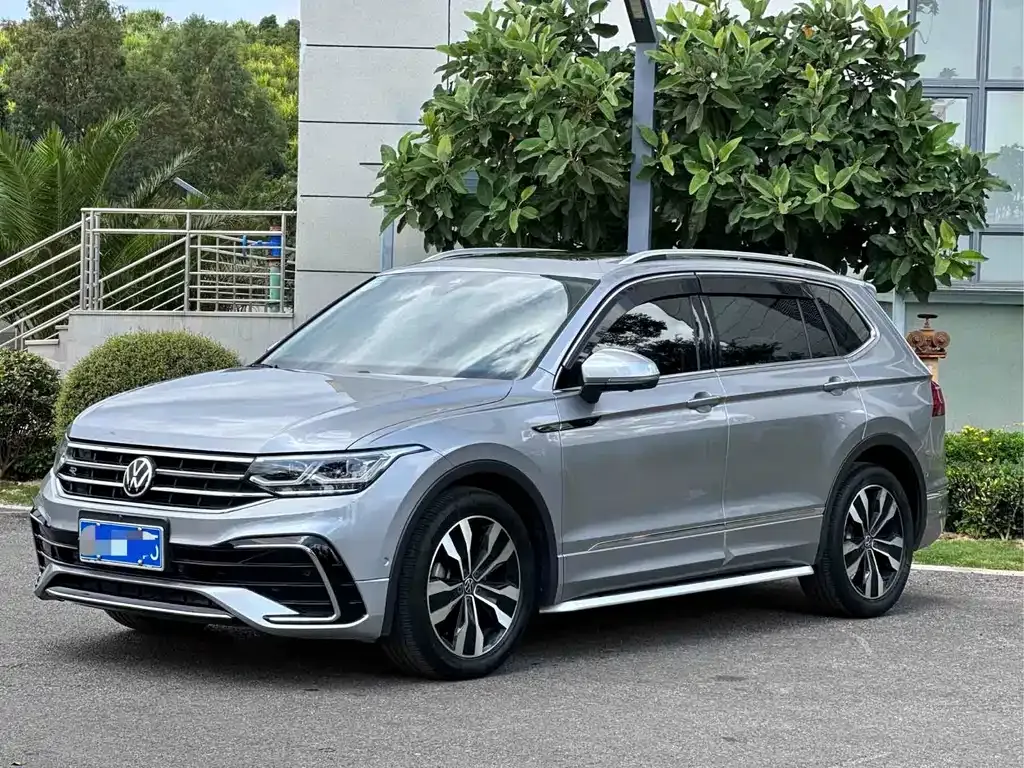Volkswagen Tiguan L — фото 1