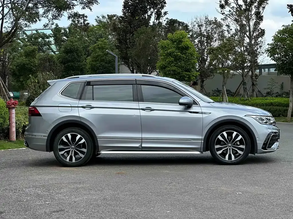 Volkswagen Tiguan L — фото 9