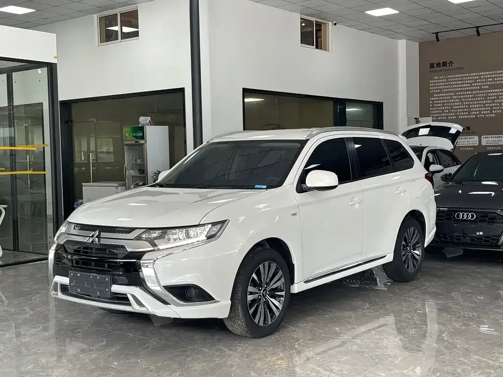 Mitsubishi Outlander — фото 1
