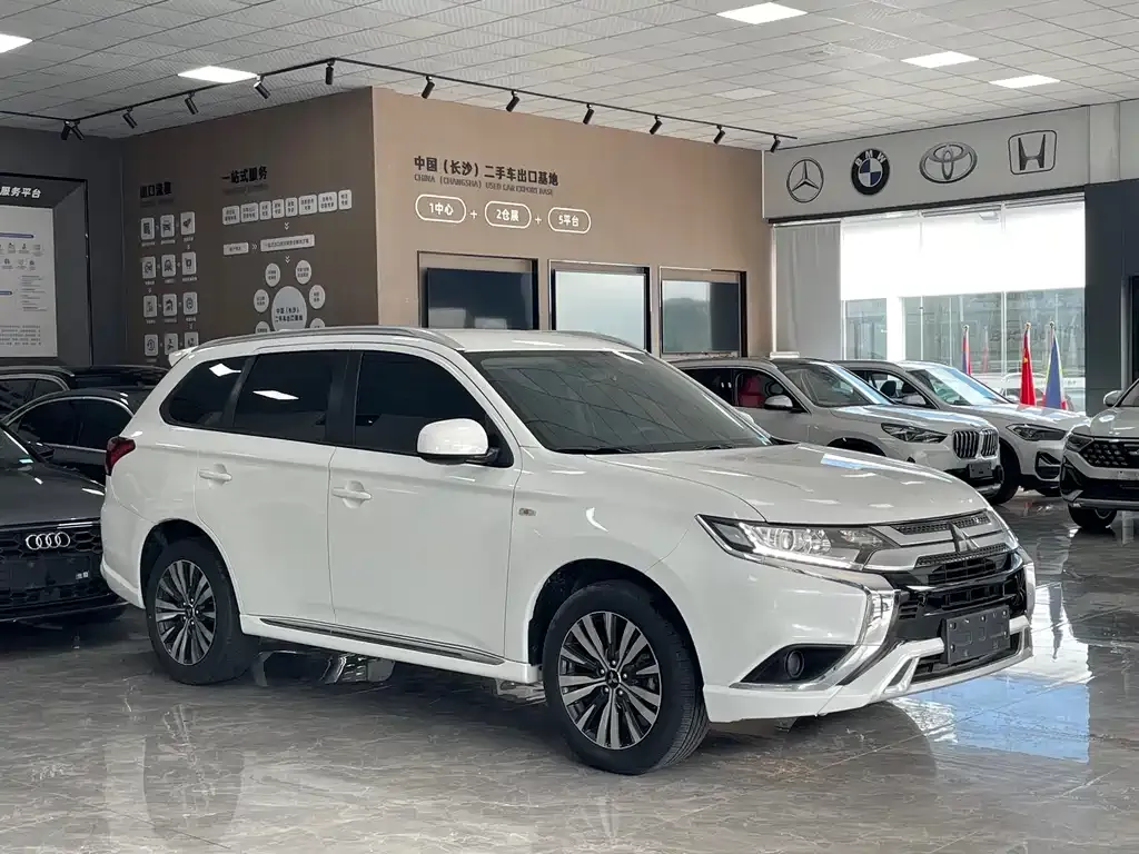 Mitsubishi Outlander — фото 7