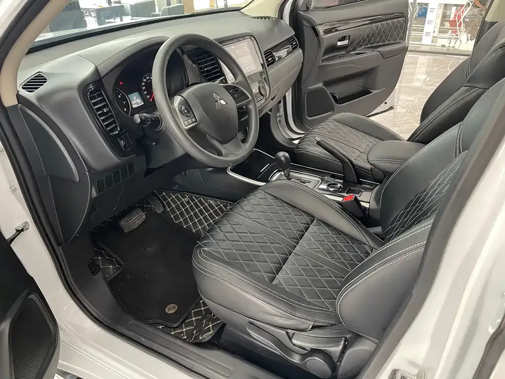 Mitsubishi Outlander — фото 9