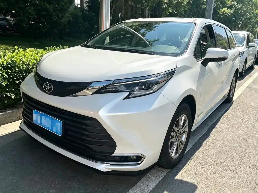Toyota Sienna — фото 1