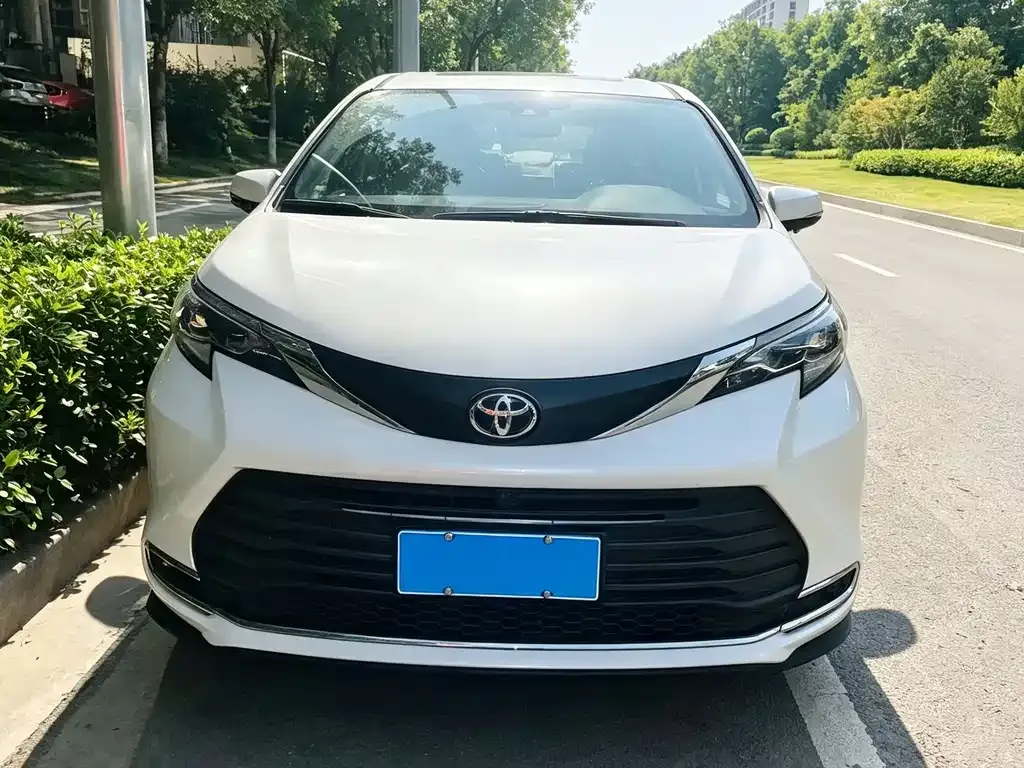 Toyota Sienna — фото 2