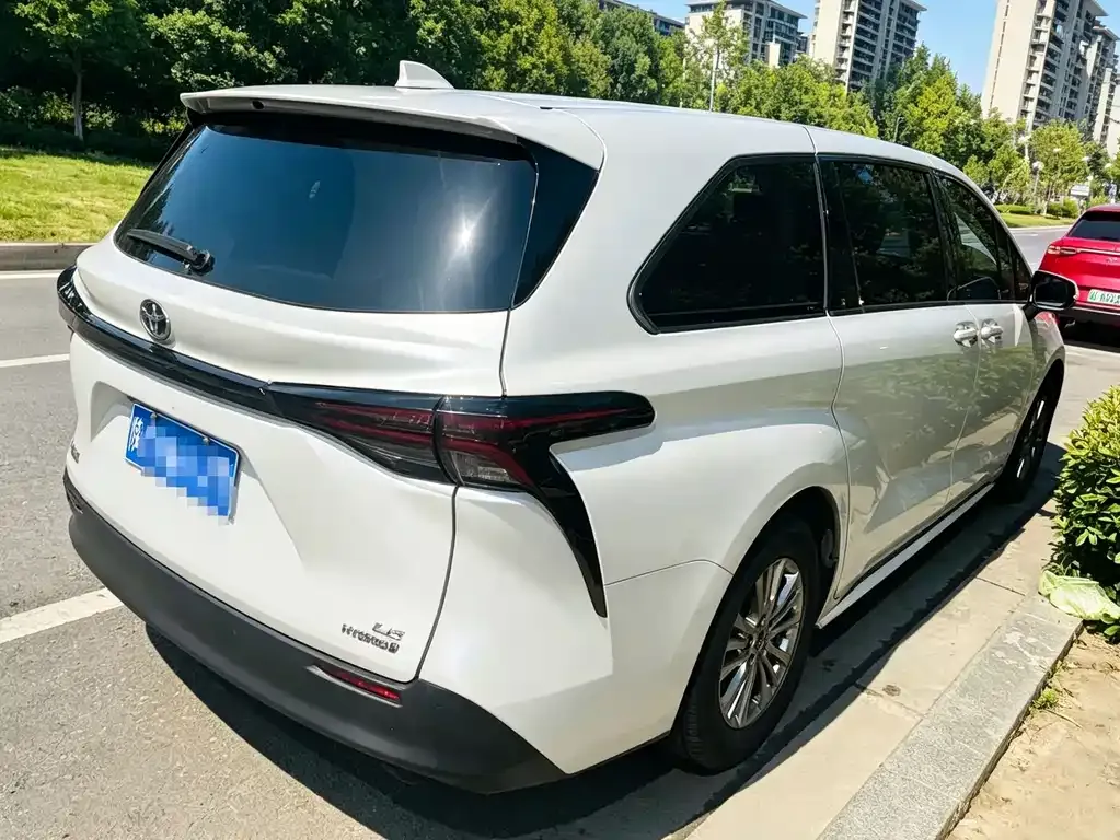 Toyota Sienna — фото 9