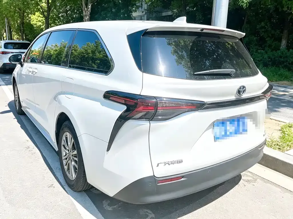 Toyota Sienna — фото 10