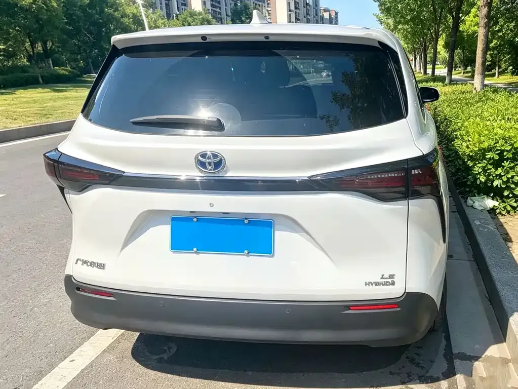 Toyota Sienna — фото 7