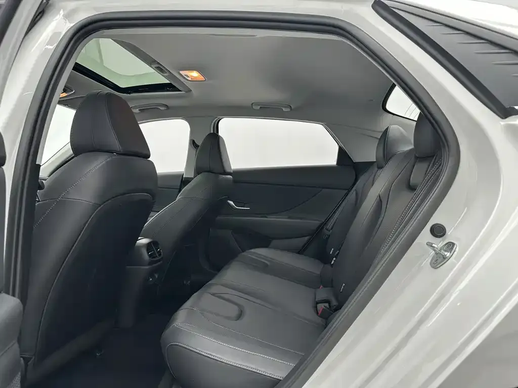 Hyundai Elantra — фото 7