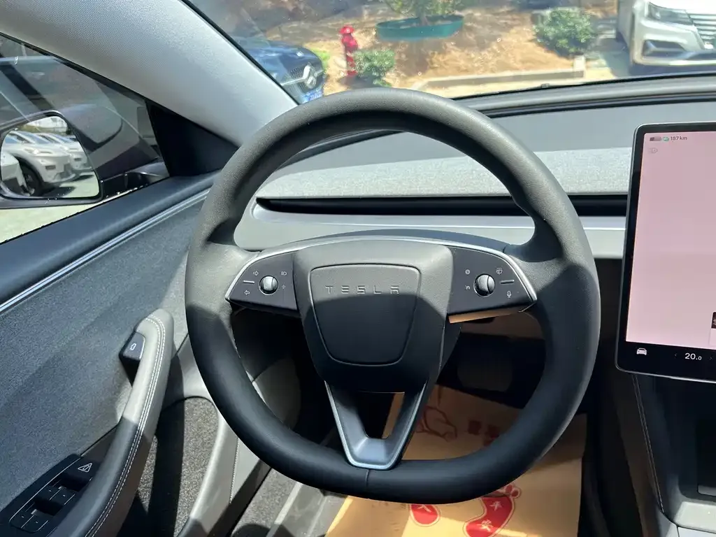 Tesla Model 3 — фото 5
