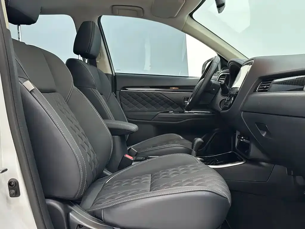 Mitsubishi Outlander — фото 10