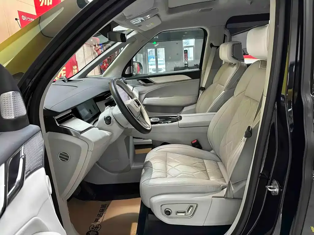Volvo EM90 — фото 6