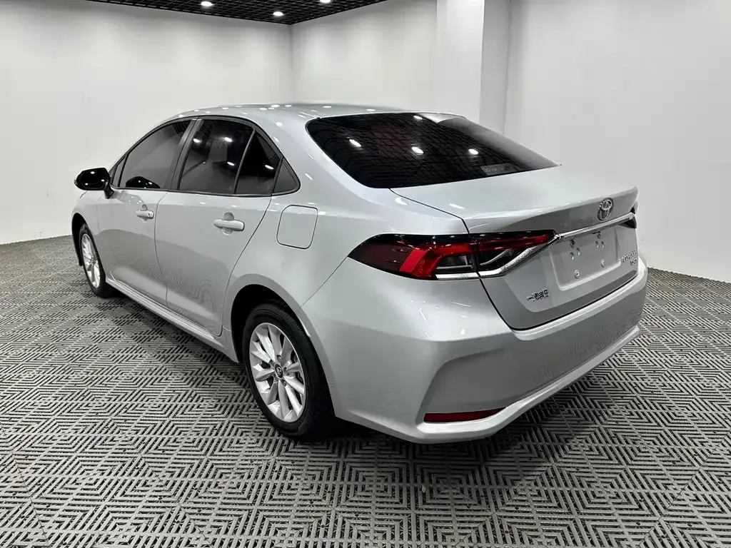 Toyota Corolla — фото 7