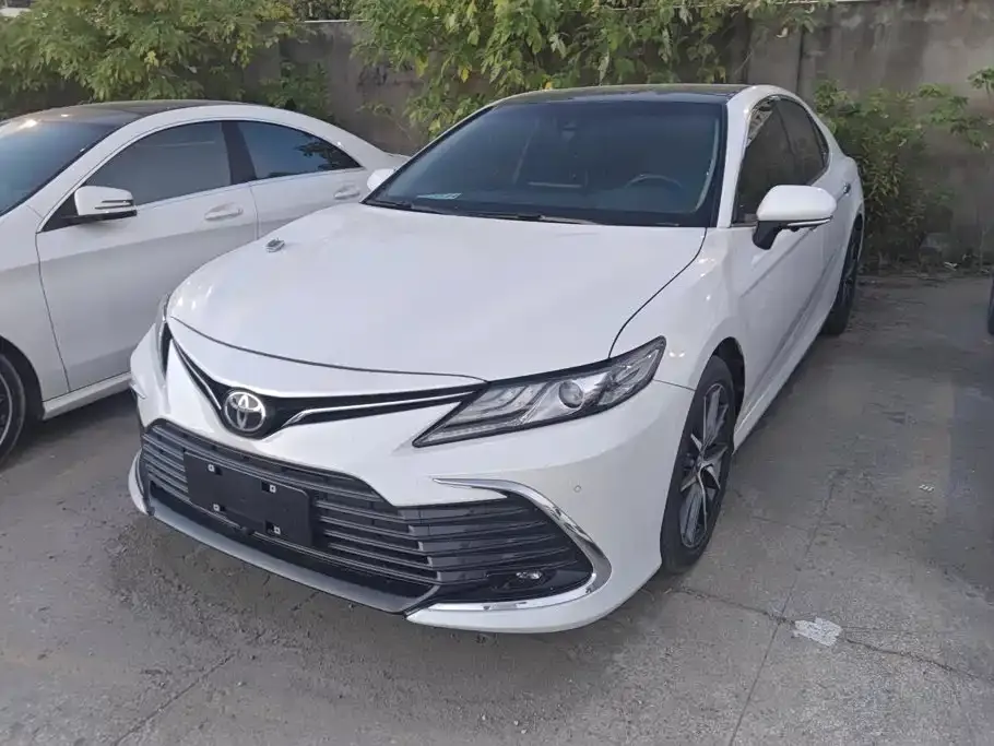 Toyota Camry — фото 1