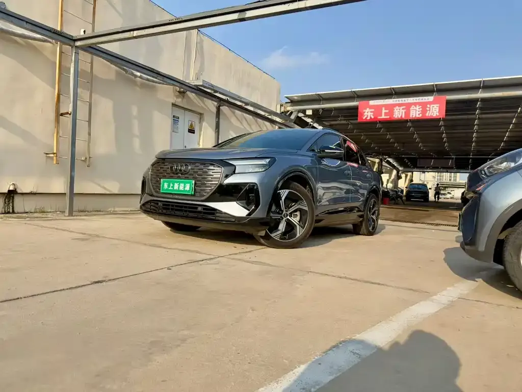Audi Q4 e-tron — фото 1