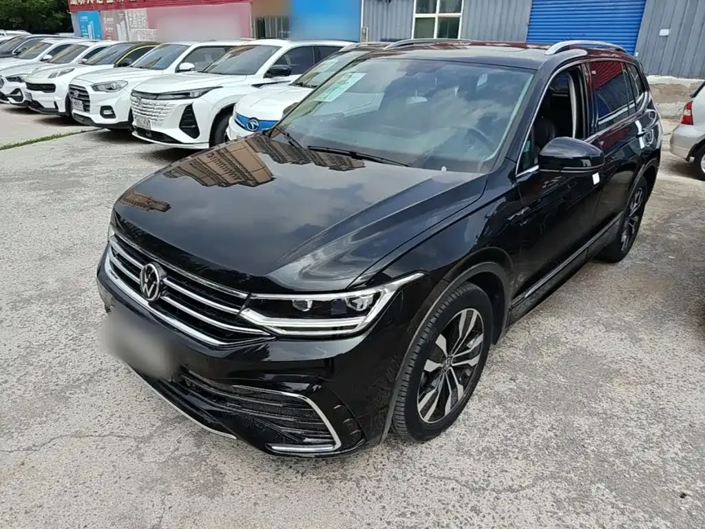 Volkswagen Tiguan L — фото 1
