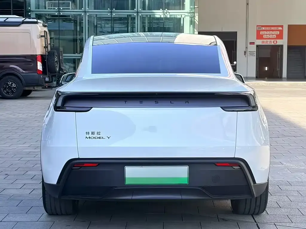 Tesla Model Y — фото 8