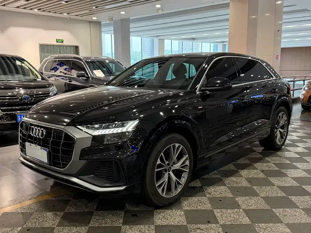 Audi Q8 — фото 1