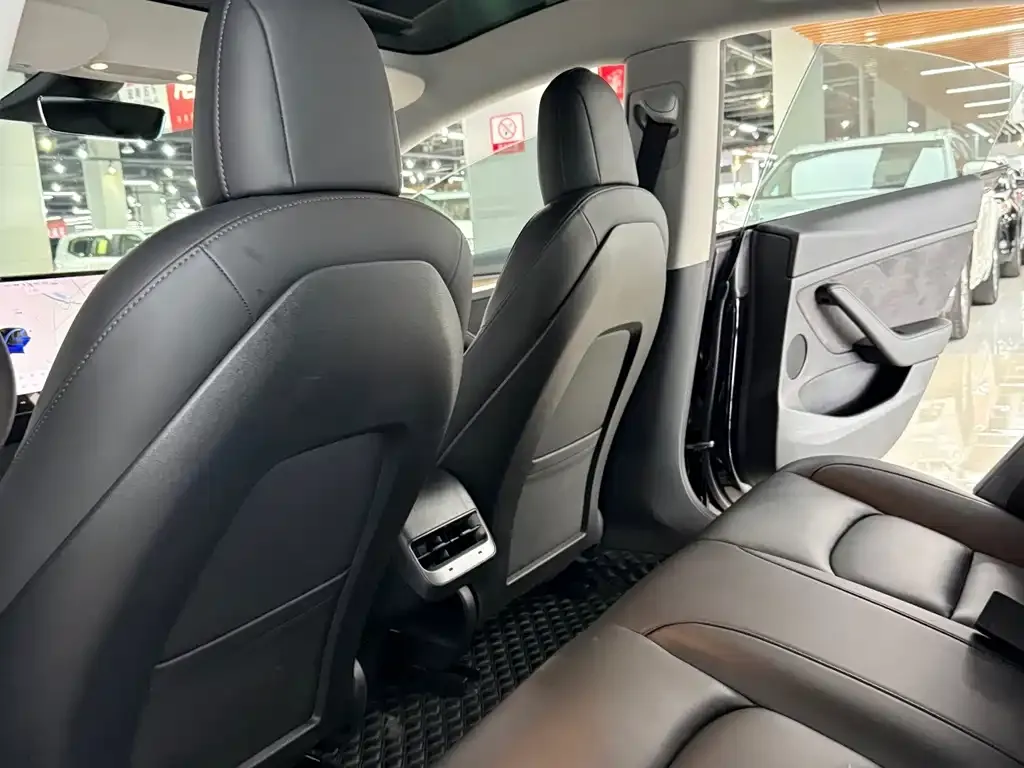 Tesla Model 3 — фото 2