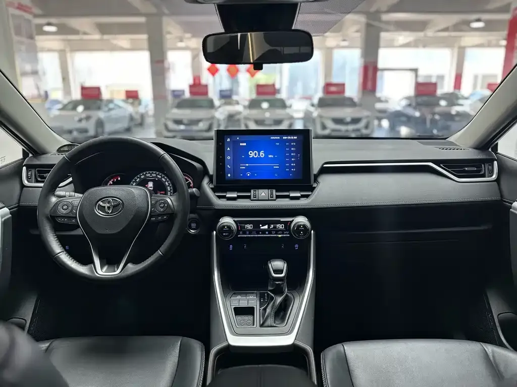 Toyota RAV4 — фото 5
