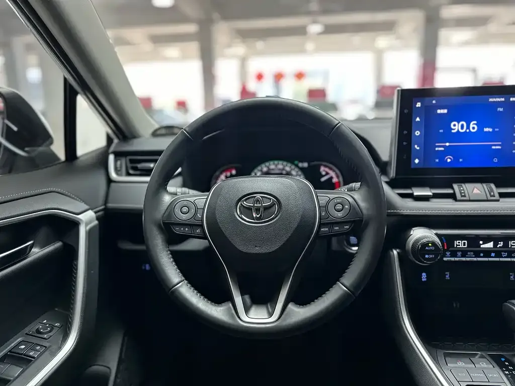 Toyota RAV4 — фото 7