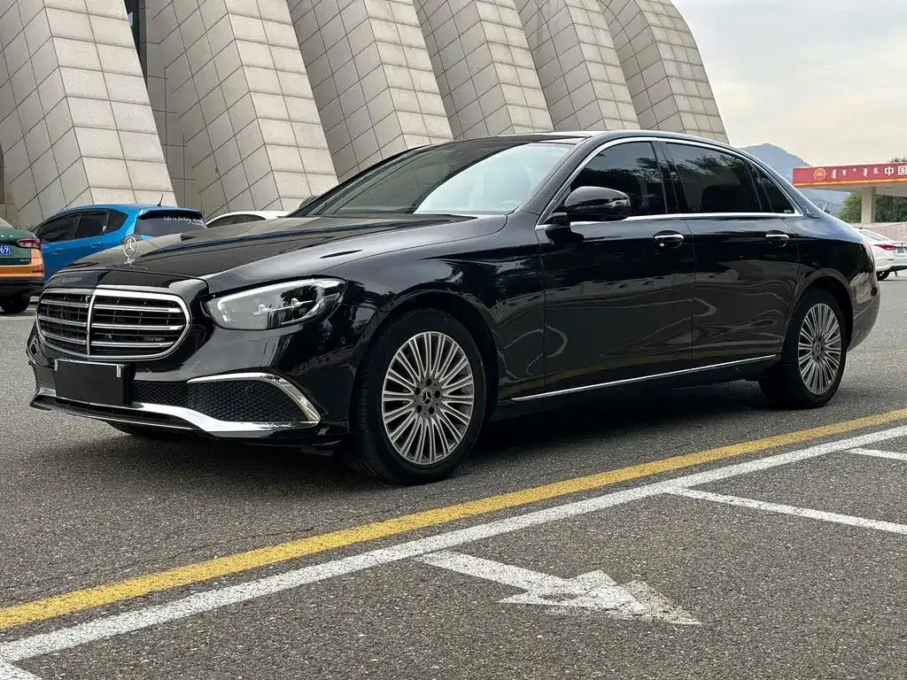 Mercedes-Benz E-Class — фото 1