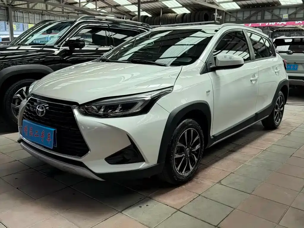 Toyota Yaris L — фото 1