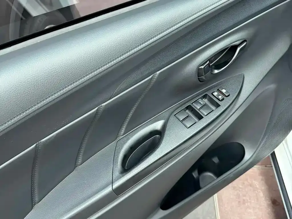 Toyota Yaris L — фото 3