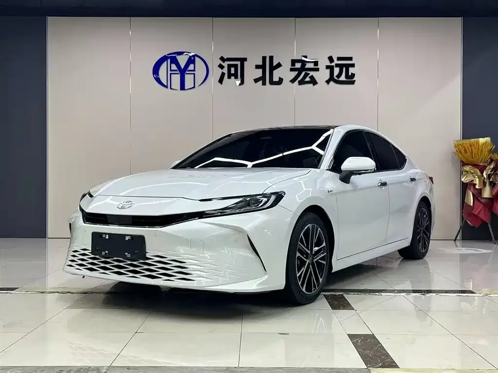 Toyota Camry — фото 1