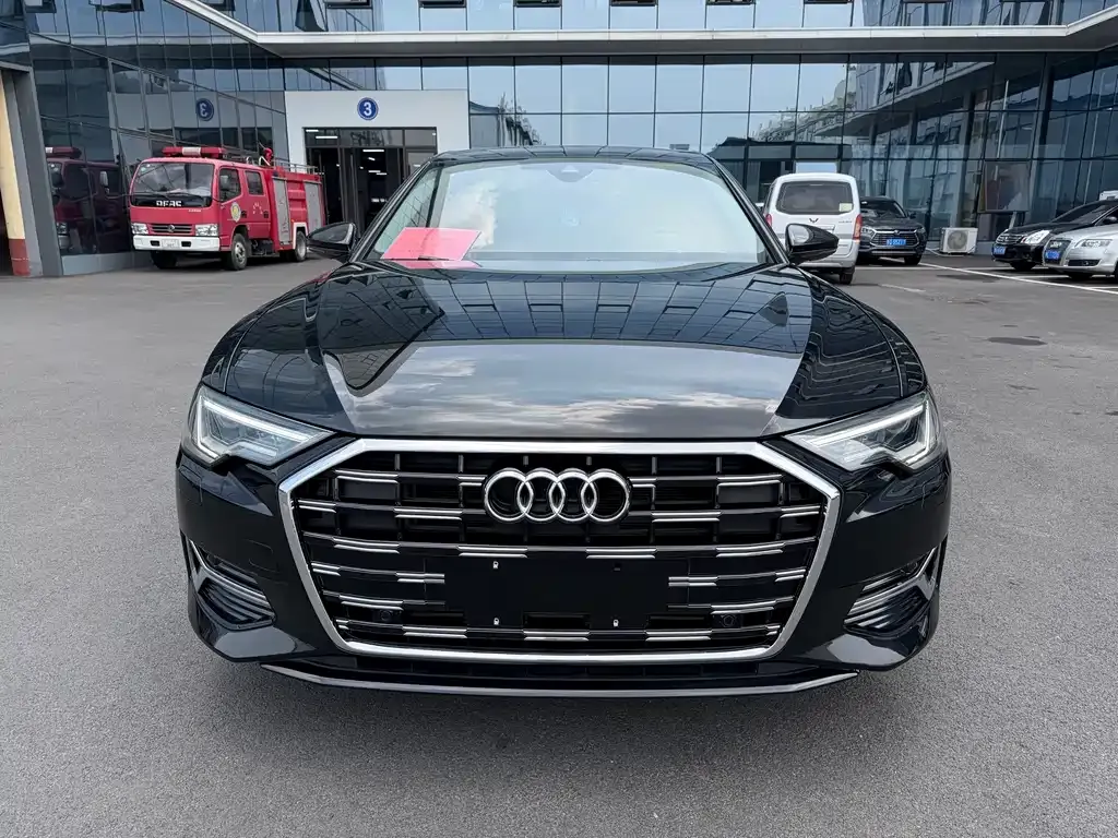 Audi A6L — фото 1