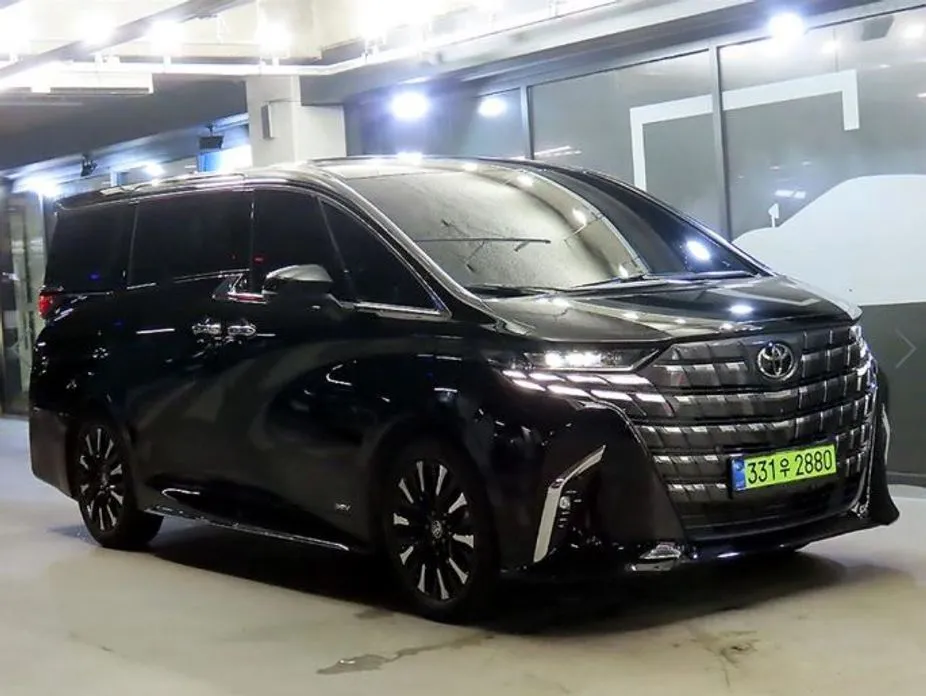 Toyota Alphard — фото 1