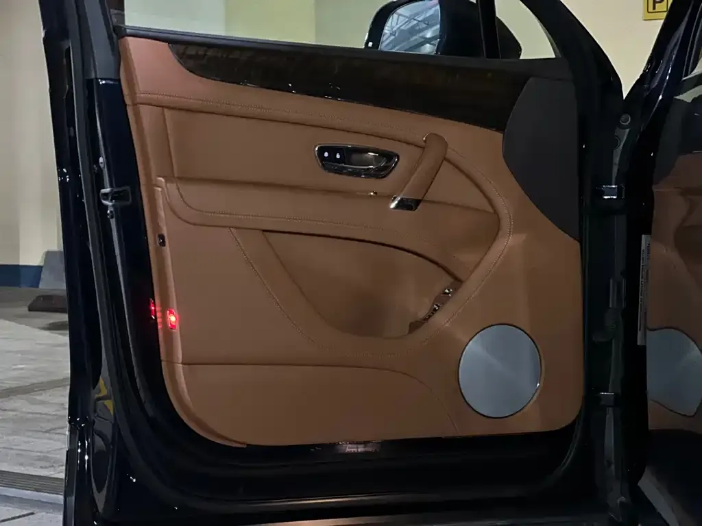 Bentley Bentayga 2022 из CN, фото 2