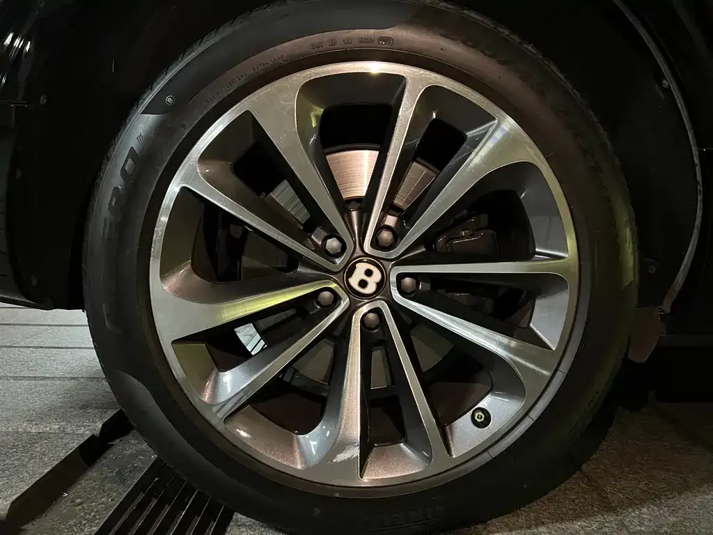 Bentley Bentayga 2022 из CN, фото 3