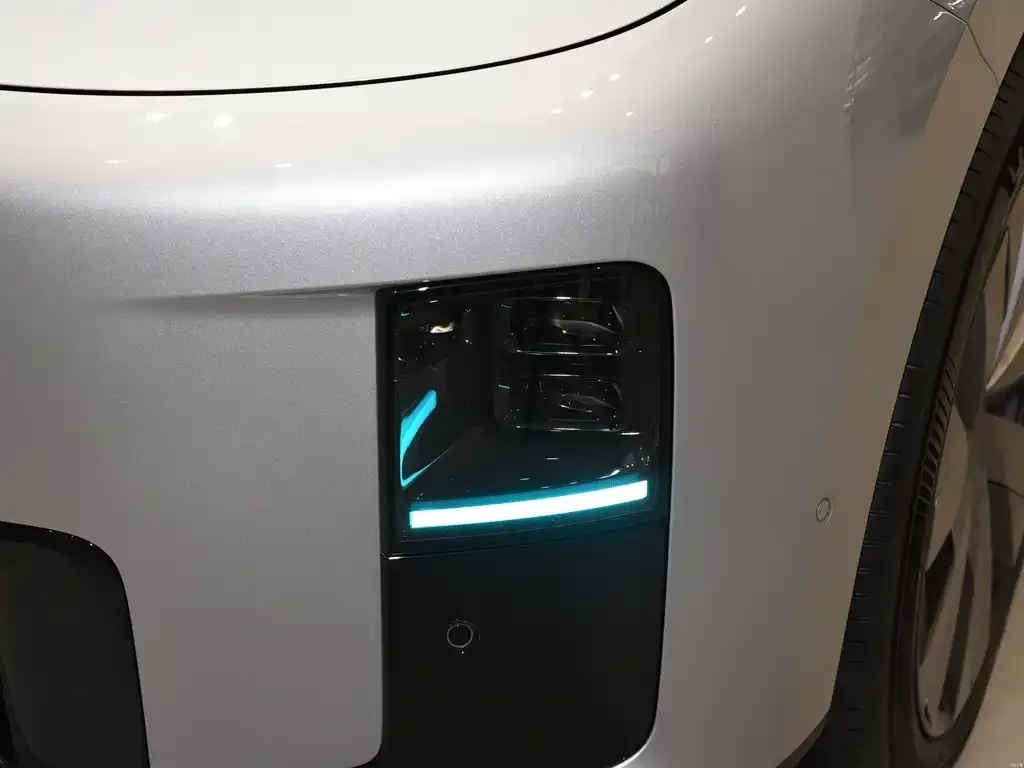 Li Auto i8 — фото 4