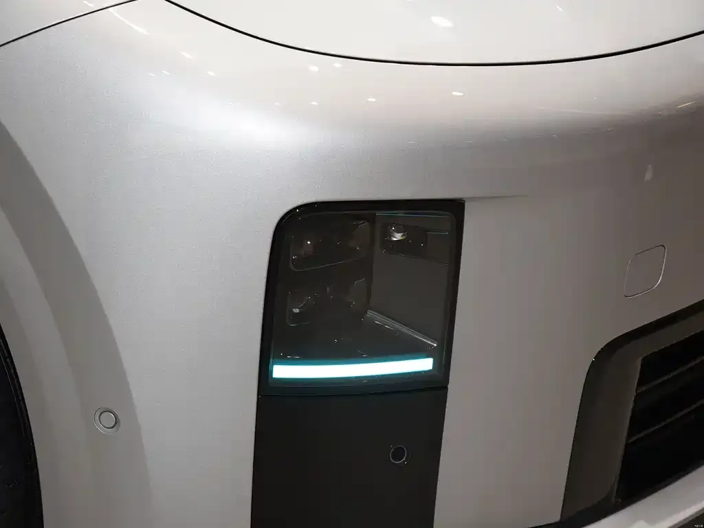 Li Auto i8 — фото 3