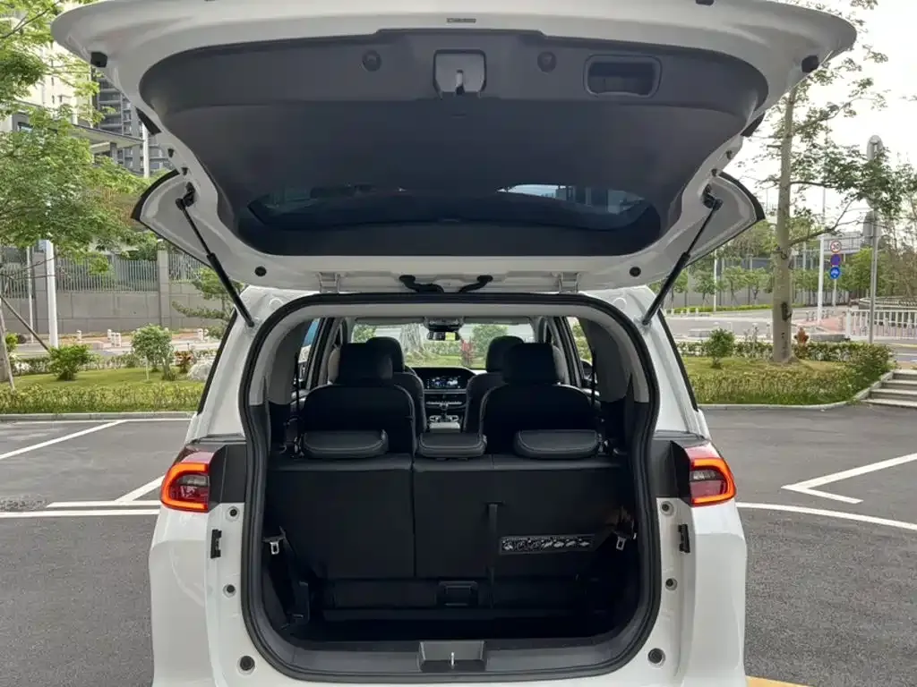 GAC Motor Trumpchi M6 — фото 10