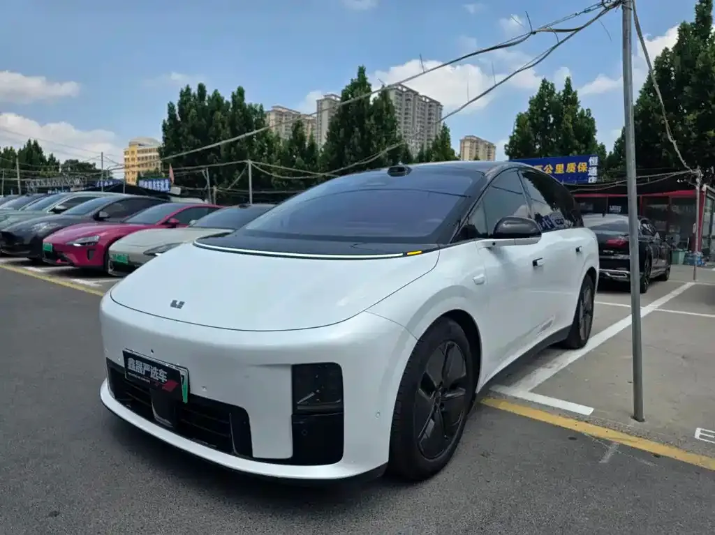 Li Auto i8 — фото 1