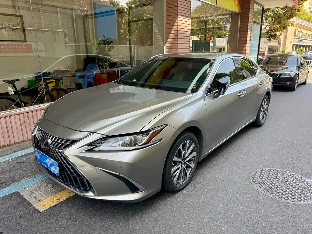 Lexus ES — фото 1