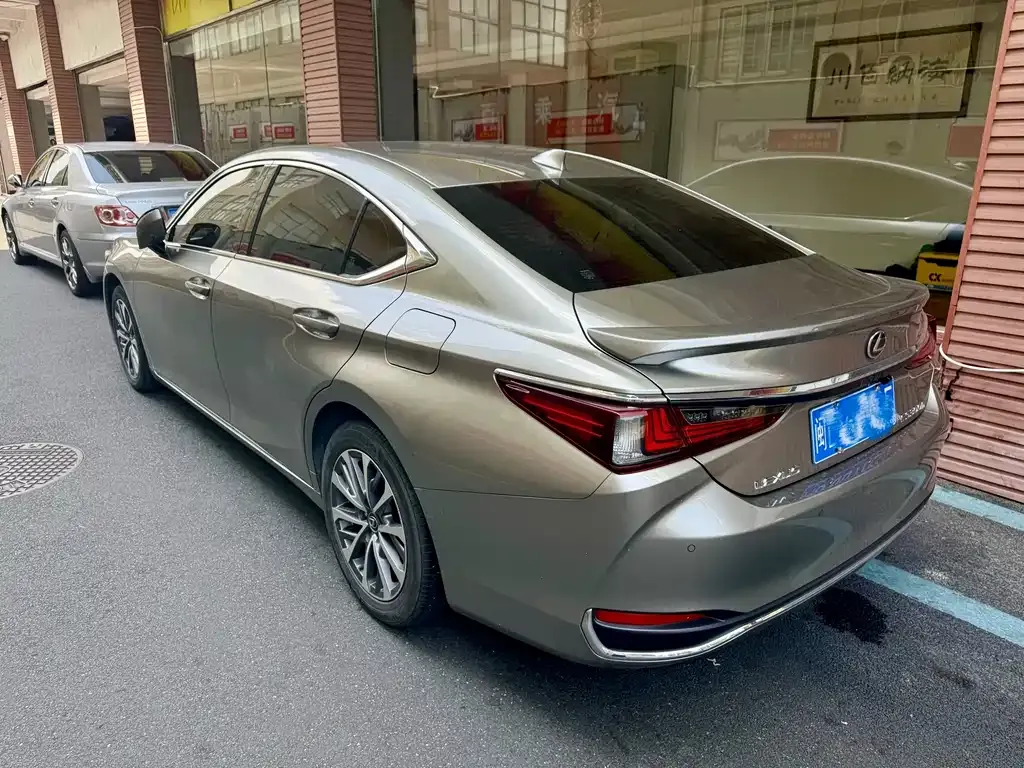 Lexus ES — фото 7