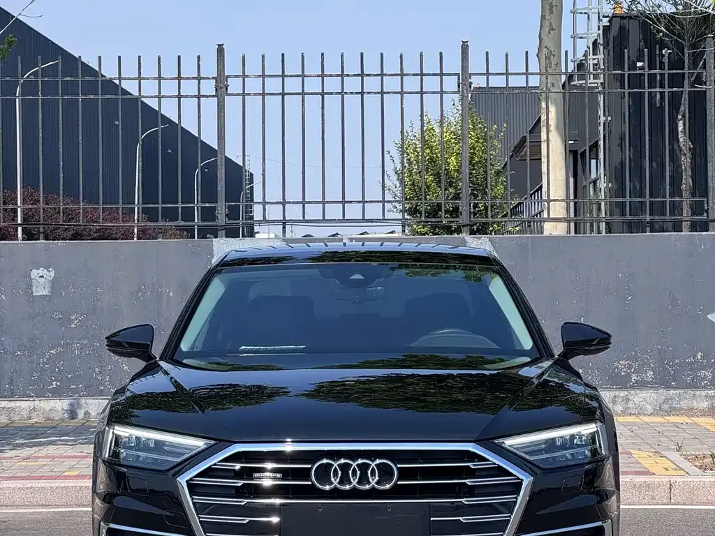 Audi A8 — фото 1