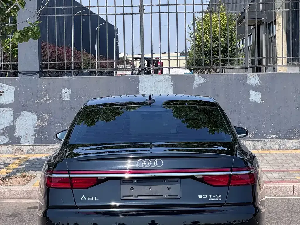Audi A8 — фото 2
