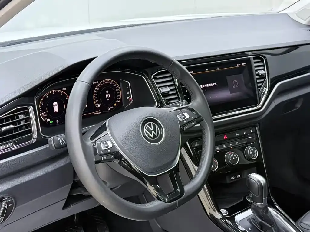 Volkswagen T-Roc — фото 8