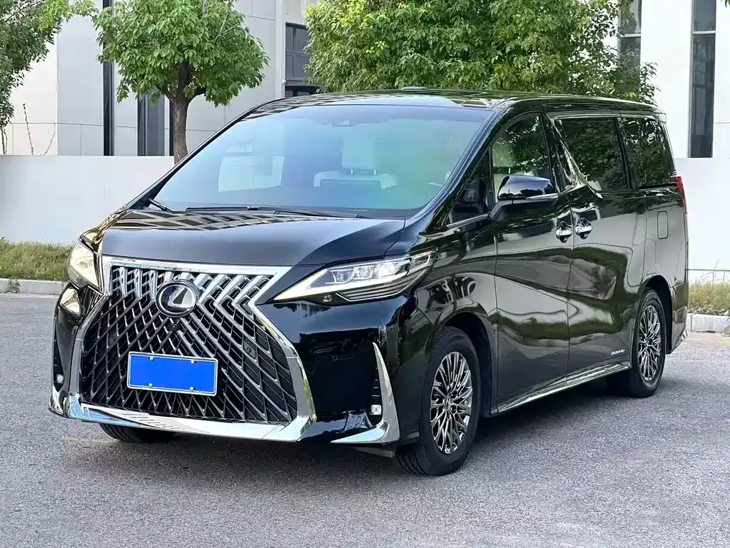 Lexus LM — фото 1