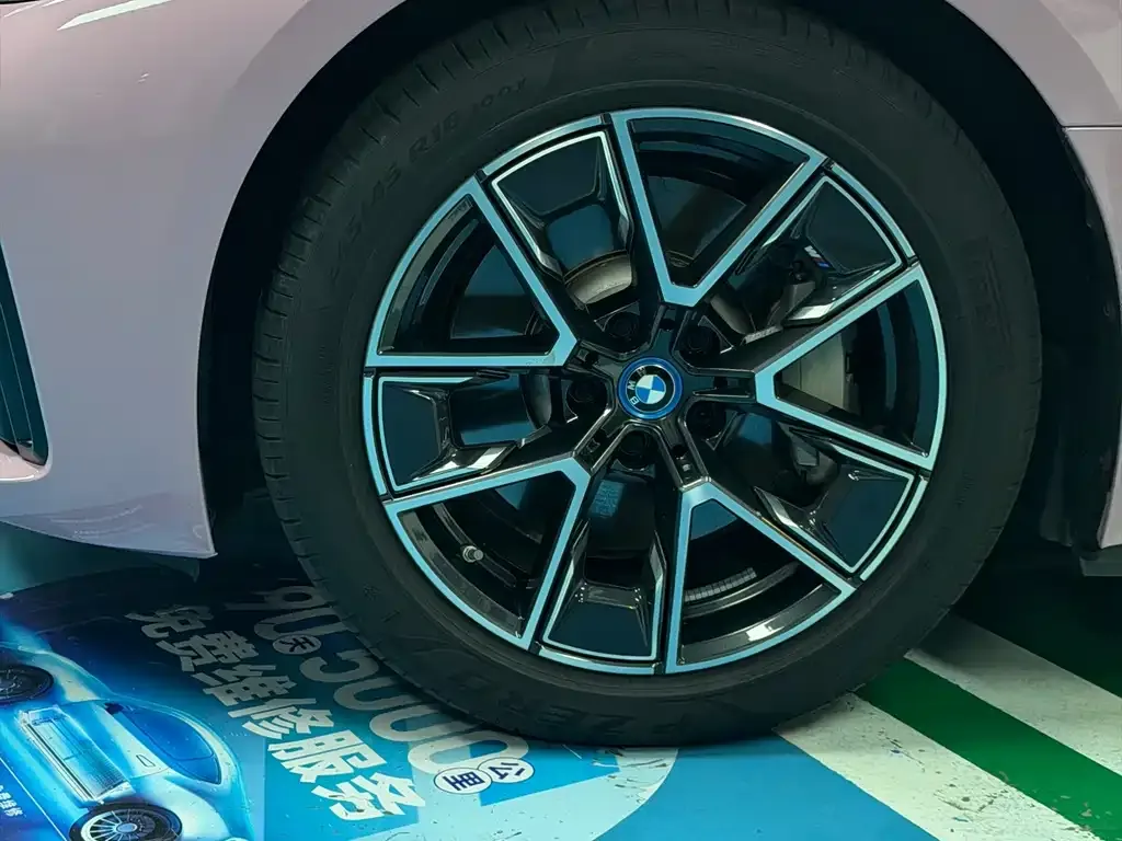 BMW i4 — фото 8