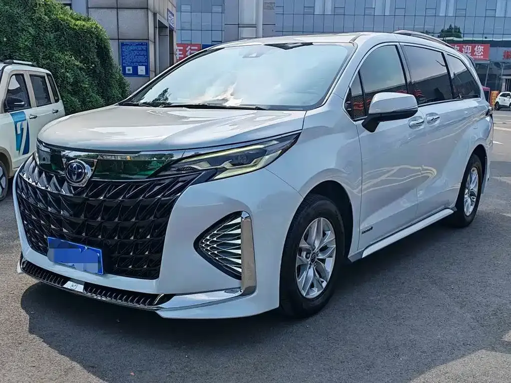 Toyota Granvia — фото 1