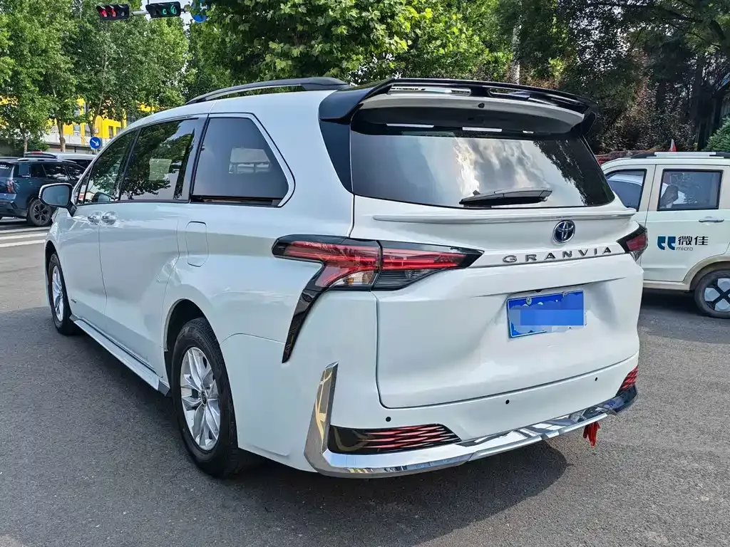 Toyota Granvia — фото 10