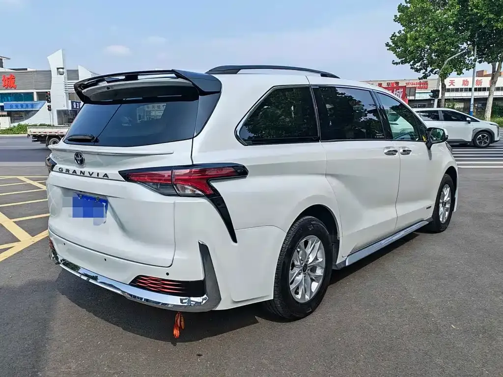 Toyota Granvia — фото 5