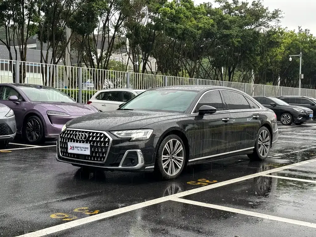 Audi A8 — фото 1
