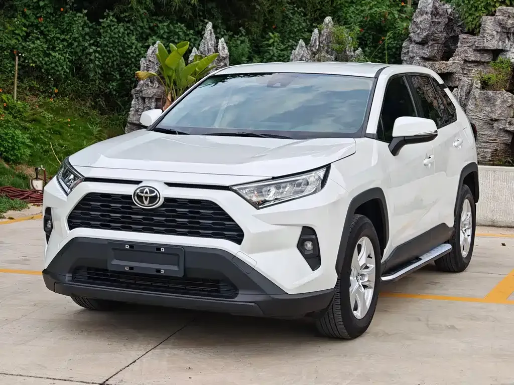 Toyota RAV4 — фото 1