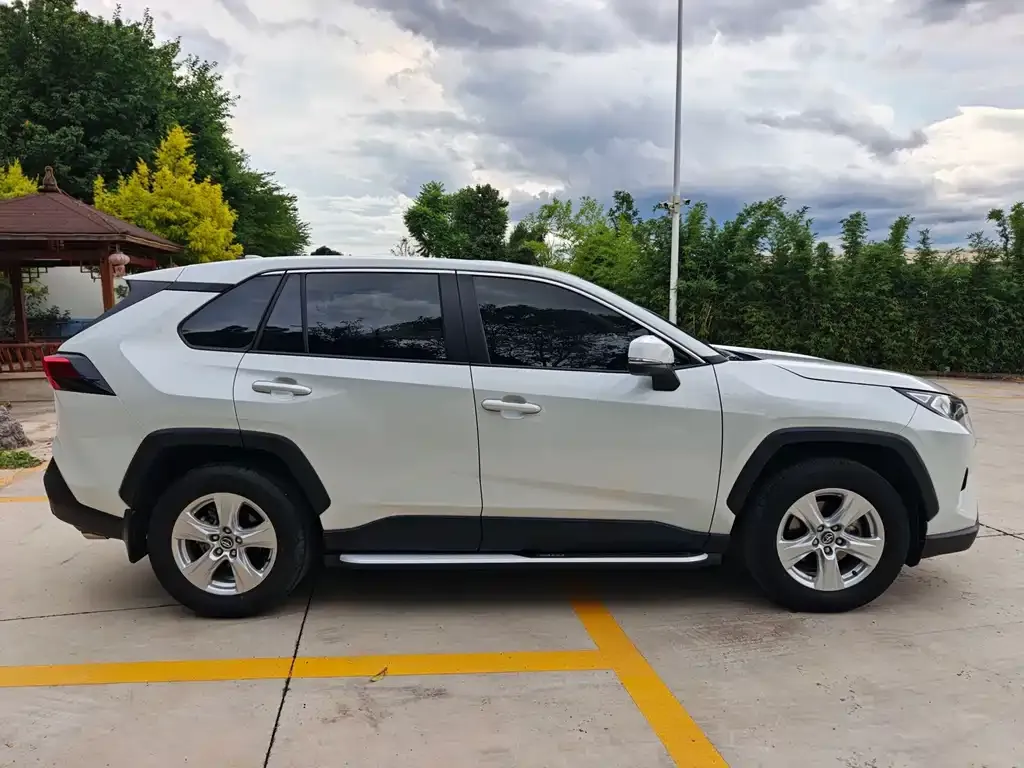 Toyota RAV4 — фото 10