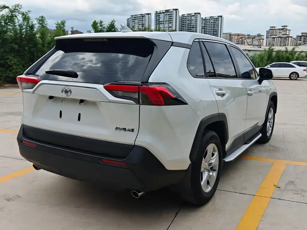 Toyota RAV4 — фото 7