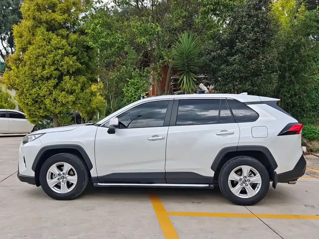 Toyota RAV4 — фото 8